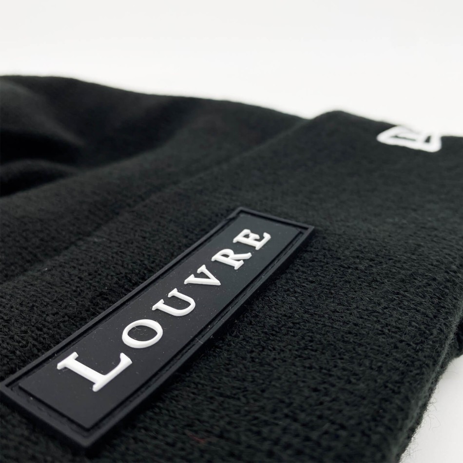 NEW ERA | Louvre Logo Beanie | Svart akryl Mesh | Museum Culture