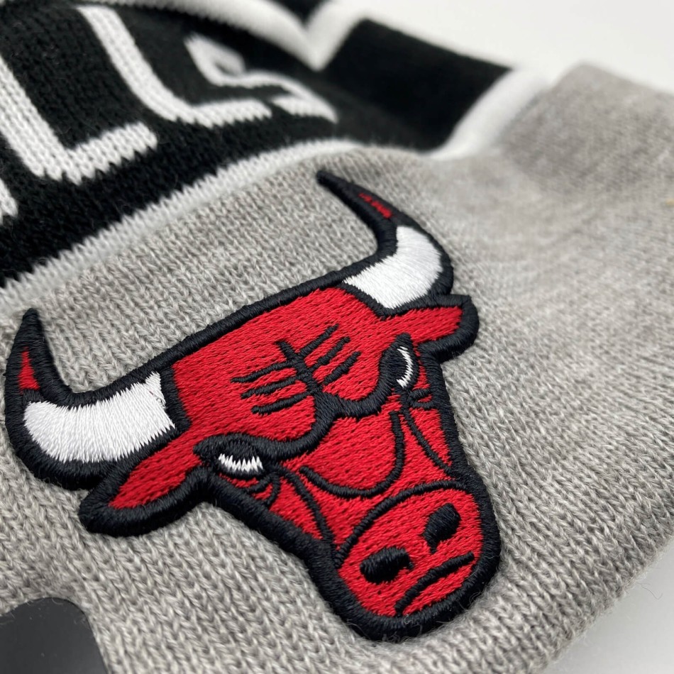 New Era Chicago Bulls Jake Cuff Beanie med pompom
