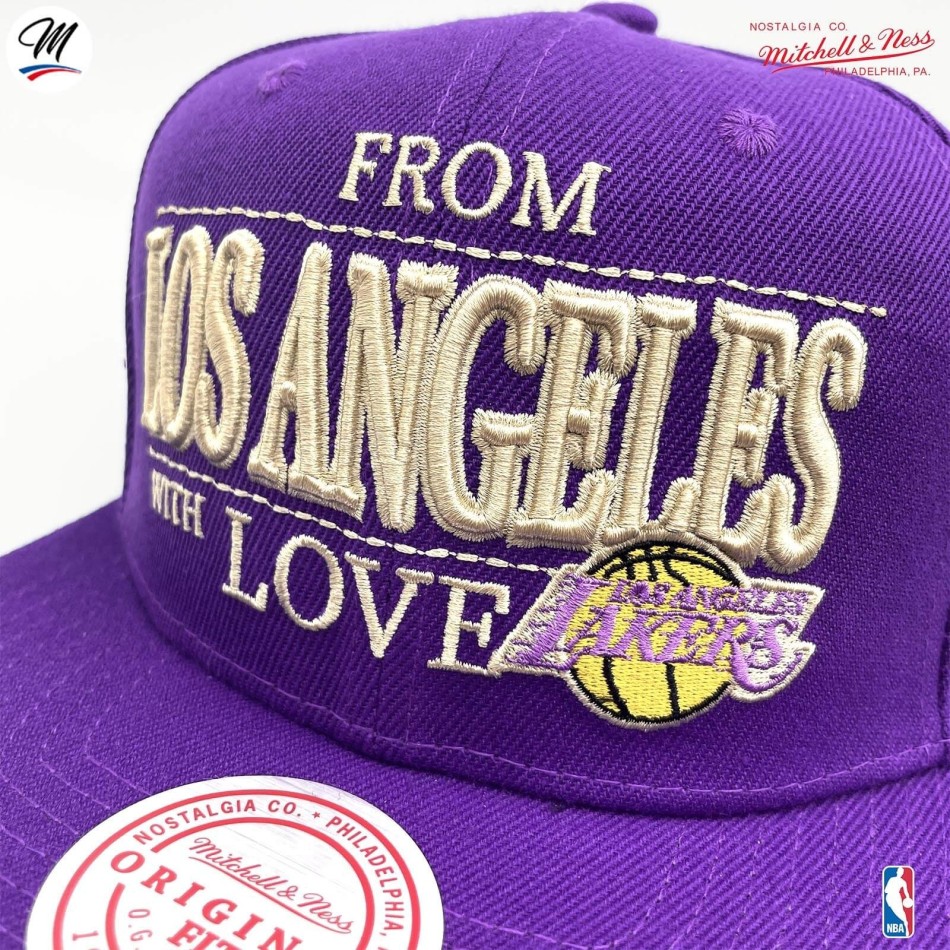Gorra NBA "Los Angeles With Love" de Los Angeles Lakers (Gorra de la NBA) Mitchell & Ness chez FrenchMarket