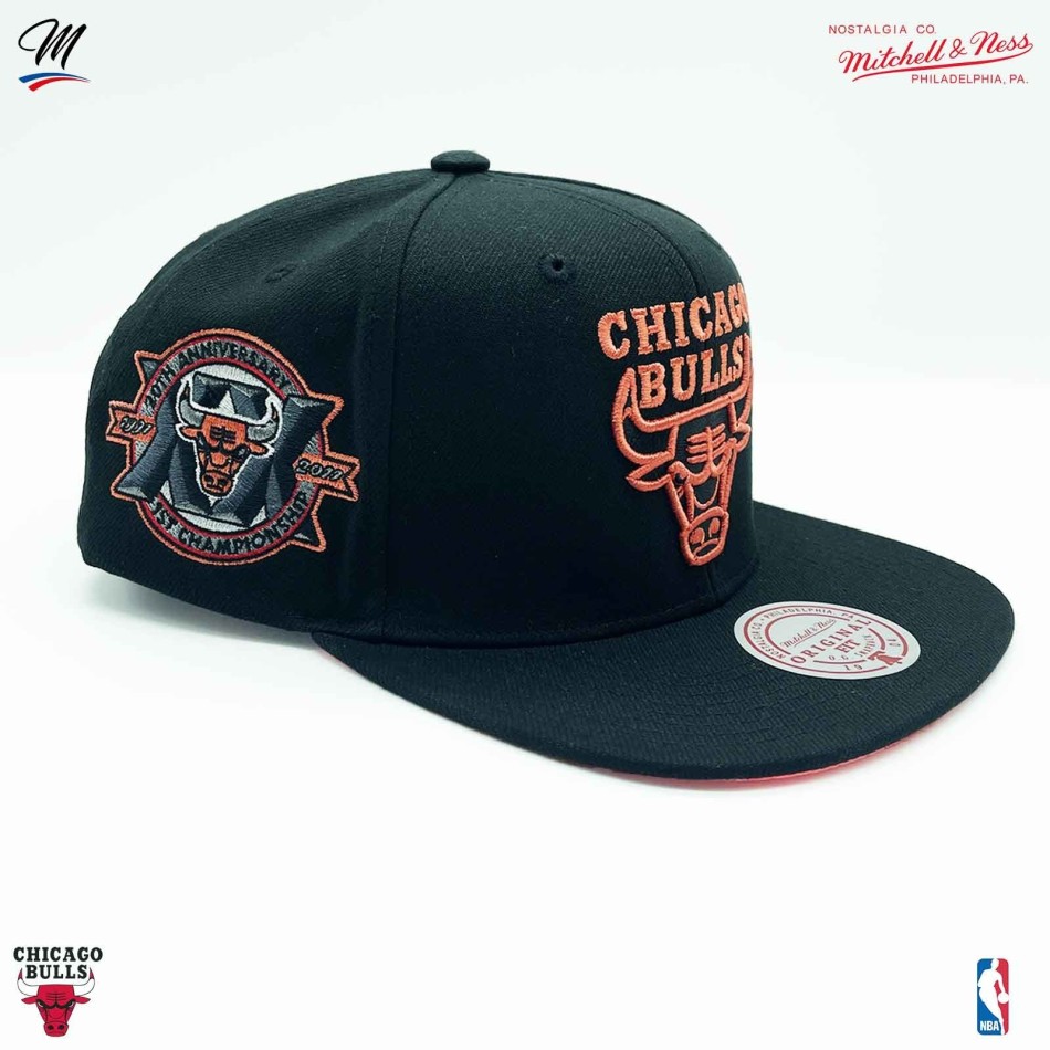 MITCHELL & NESS Chicago Bulls "Core VI Snapback" NBA keps svart orange