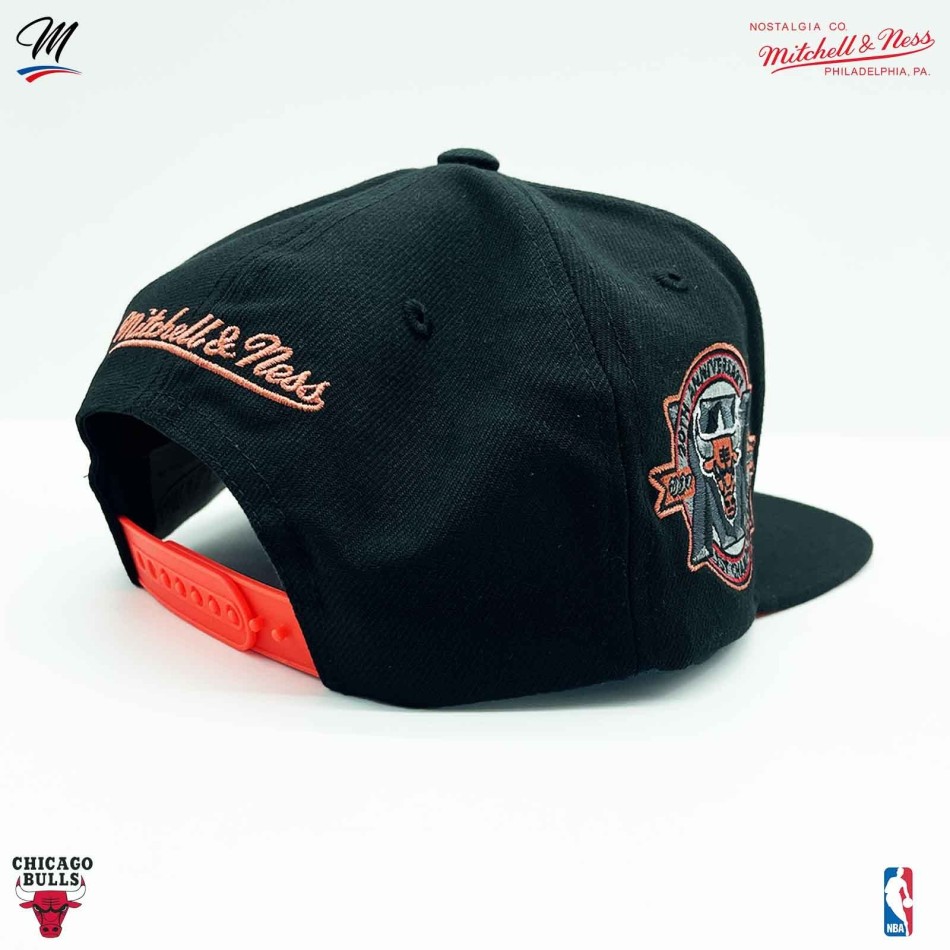 MITCHELL & NESS Chicago Bulls "Core VI Snapback" NBA keps svart orange